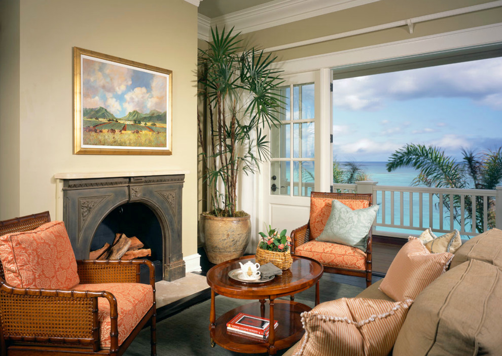 На фото: гостиная комната в морском стиле с бежевыми стенами, темным паркетным полом и стандартным камином без телевизора