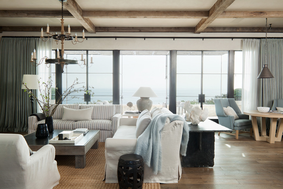 Стильный дизайн: гостиная комната в средиземноморском стиле с ковром на полу - последний тренд