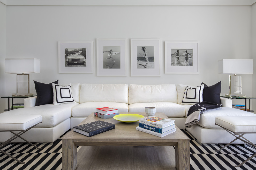 Mittelgroßes, Fernseherloses, Offenes Modernes Wohnzimmer ohne Kamin mit weißer Wandfarbe und Teppichboden in Miami