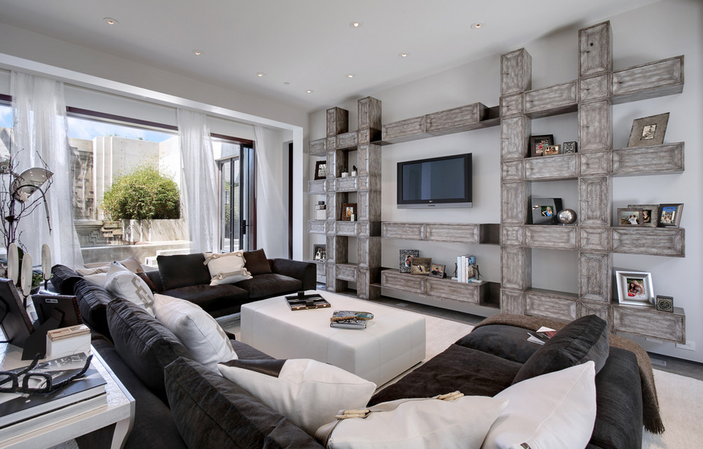 Пример оригинального дизайна: большая открытая гостиная комната в современном стиле с серыми стенами и телевизором на стене