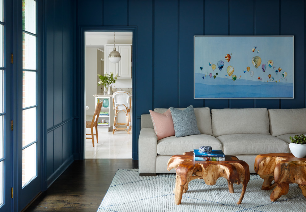 Ispirazione per un soggiorno stile marino chiuso con pareti blu, parquet scuro e pavimento marrone