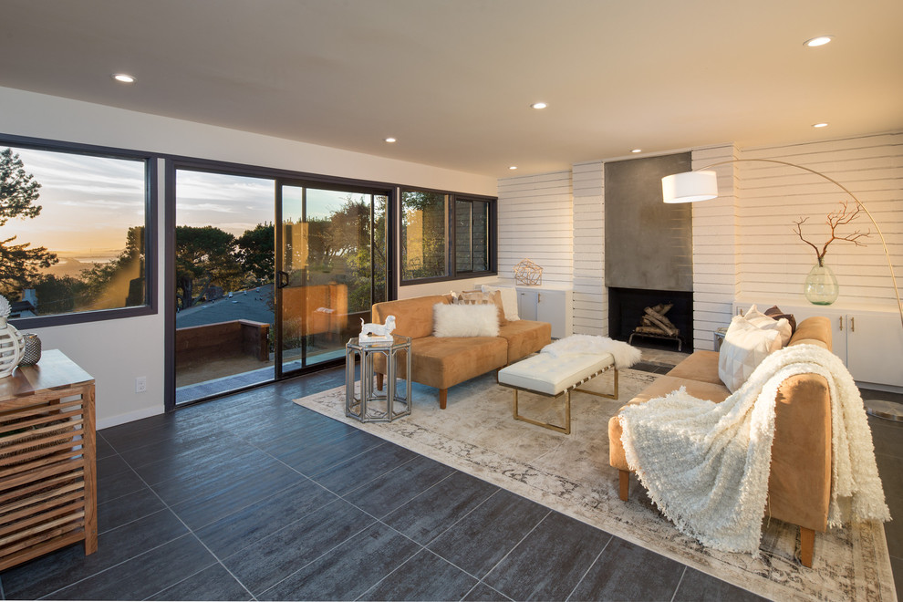 Modernes Wohnzimmer mit Porzellan-Bodenfliesen, Kaminumrandung aus Beton, weißer Wandfarbe und Kamin in San Francisco