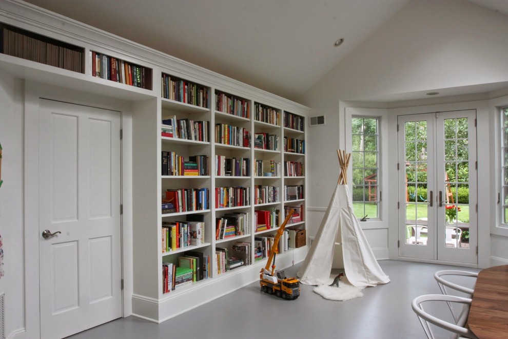 Offene, Große Eklektische Bibliothek mit weißer Wandfarbe und gebeiztem Holzboden in New York