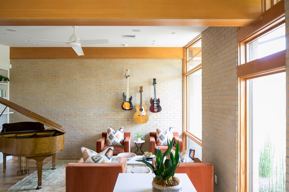 Источник вдохновения для домашнего уюта: гостиная комната в стиле ретро с музыкальной комнатой, светлым паркетным полом, оранжевыми стенами и ковром на полу без телевизора, камина