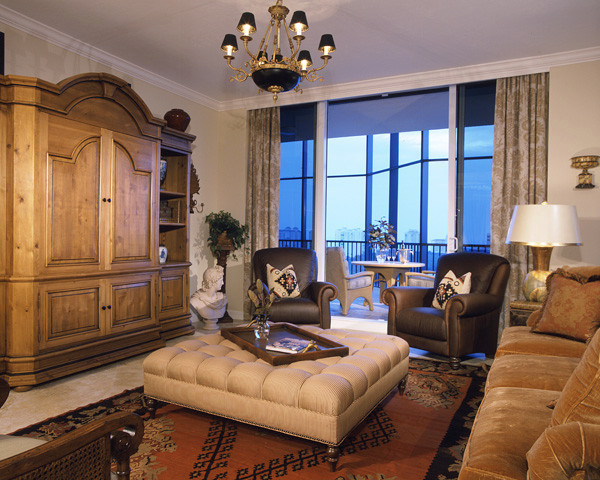 Modelo de sala de estar cerrada tradicional grande sin chimenea con paredes beige, moqueta y televisor independiente
