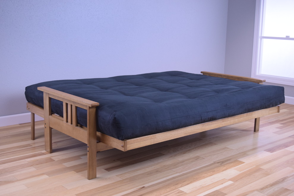 Modelo de sala de estar de estilo americano pequeña con suelo de madera clara y paredes azules