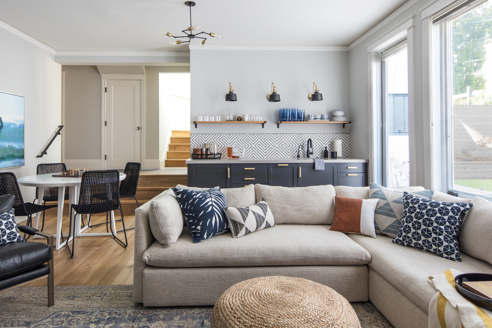 Idee per un grande soggiorno chic chiuso con pareti grigie, pavimento in legno massello medio e pavimento marrone
