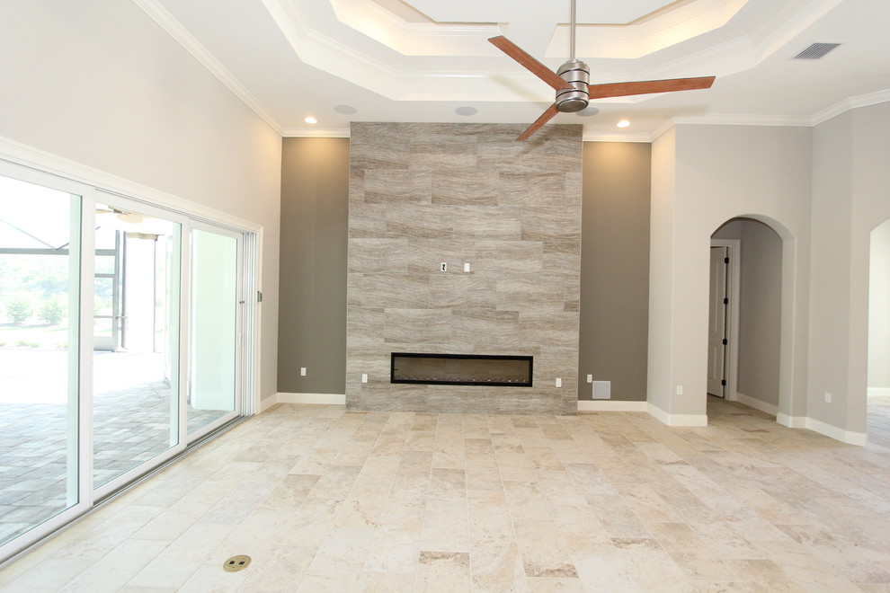 Exempel på ett stort medelhavsstil allrum med öppen planlösning, med grå väggar, klinkergolv i keramik, en bred öppen spis, en spiselkrans i trä och beiget golv