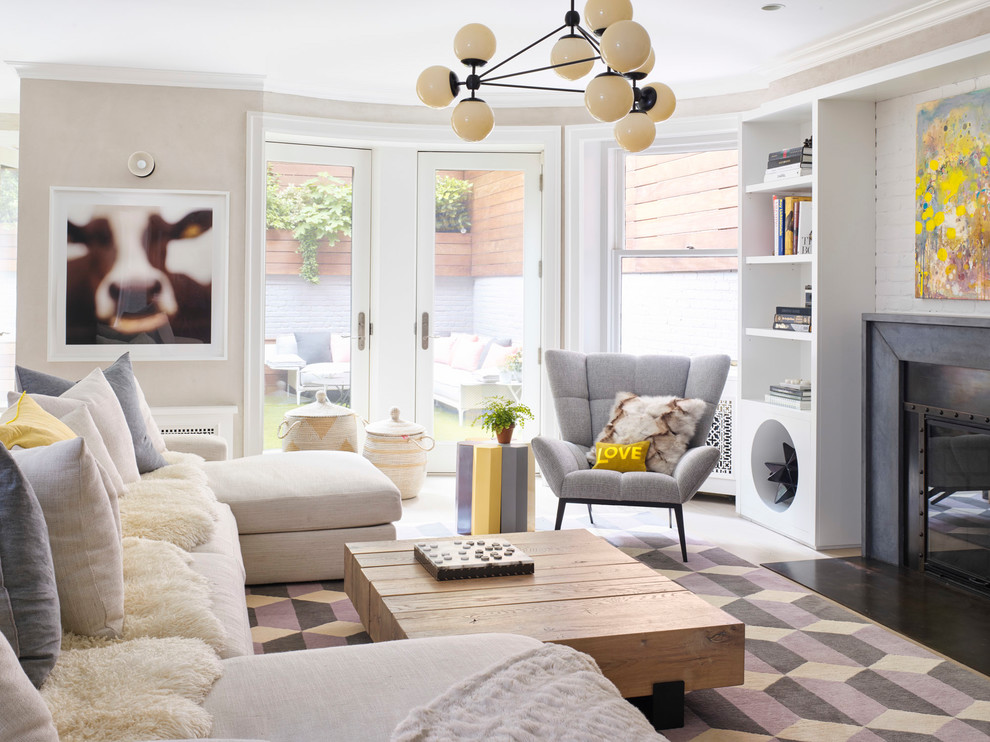 Idee per un soggiorno tradizionale con pareti beige, camino classico e tappeto