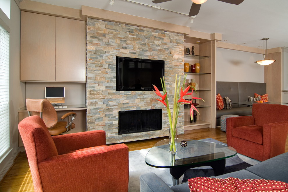 Modelo de sala de estar abierta actual con suelo de madera en tonos medios, chimenea lineal y marco de chimenea de piedra