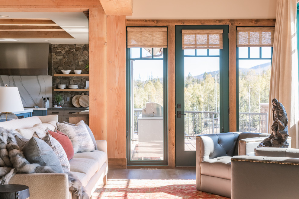 Imagen de sala de estar rural grande con suelo de madera clara