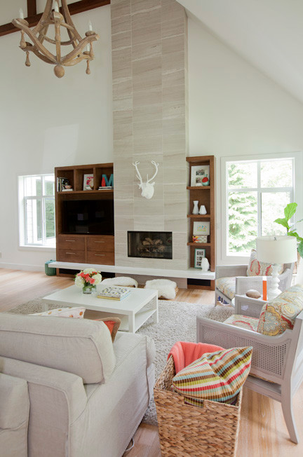 Ispirazione per un soggiorno classico aperto con pareti bianche, parquet chiaro, nessuna TV e pavimento beige