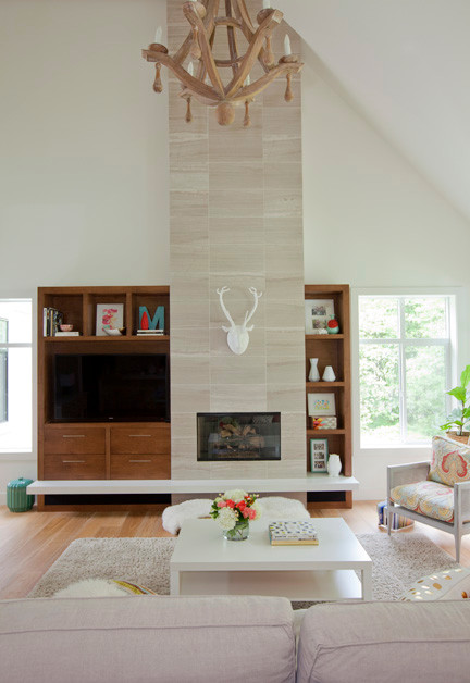 Imagen de sala de estar abierta clásica renovada sin televisor con paredes blancas, suelo de madera clara y suelo beige