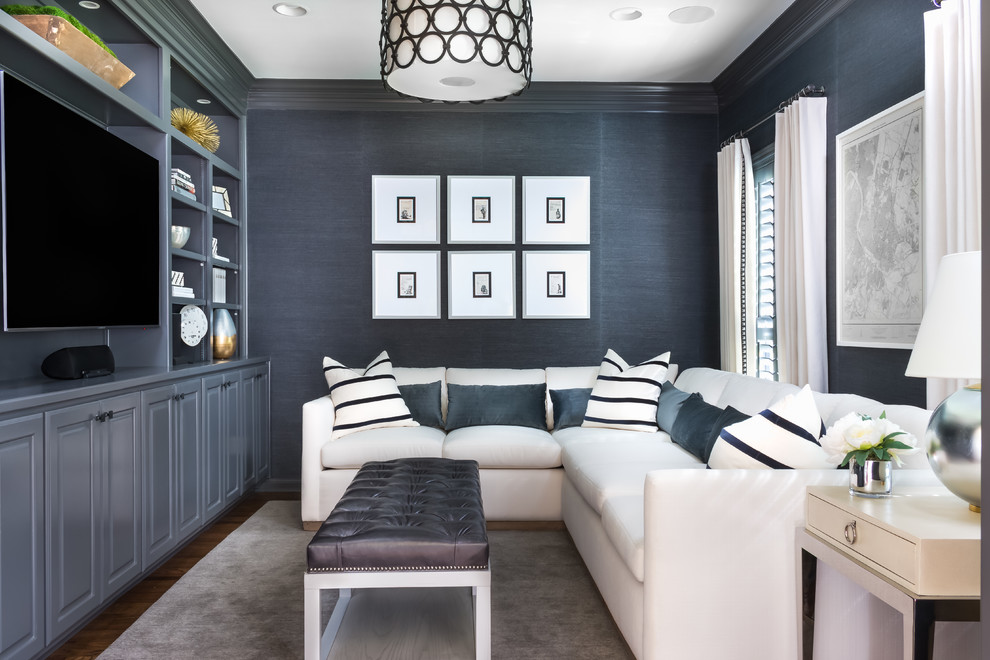Стильный дизайн: изолированная гостиная комната в стиле неоклассика (современная классика) с синими стенами, темным паркетным полом, мультимедийным центром и ковром на полу без камина - последний тренд