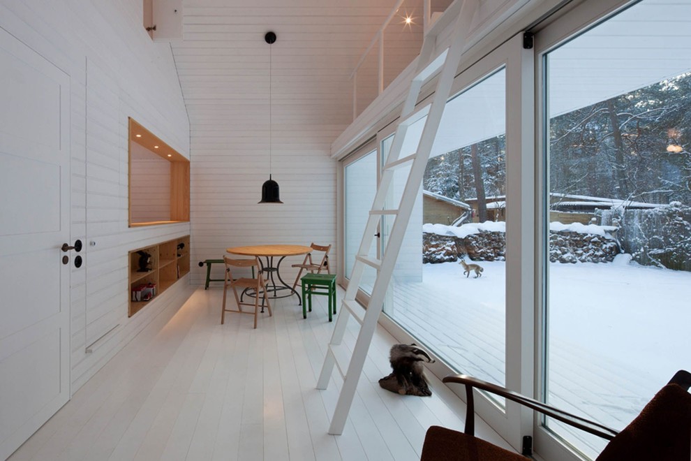 Immagine di un soggiorno nordico chiuso con pareti bianche e parquet chiaro