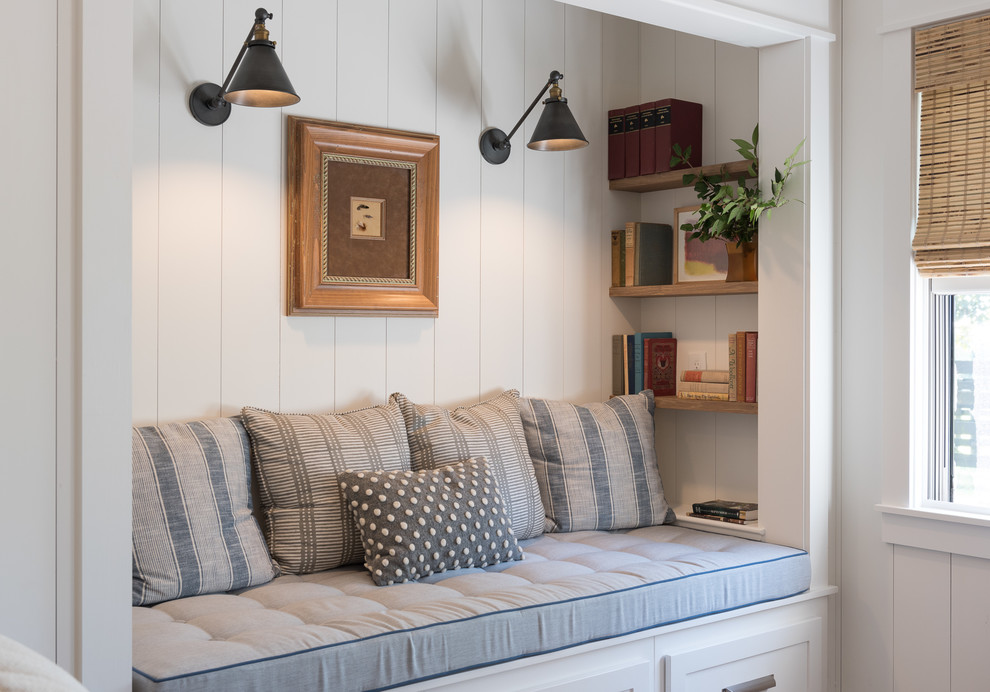 Imagen de sala de estar abierta campestre de tamaño medio sin chimenea con paredes blancas, suelo de madera en tonos medios y suelo marrón