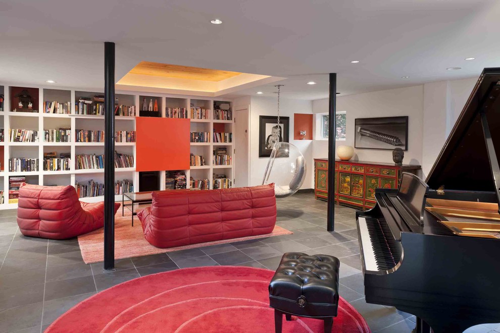 Ispirazione per un soggiorno country aperto con libreria, pareti bianche, pavimento in ardesia e pavimento grigio