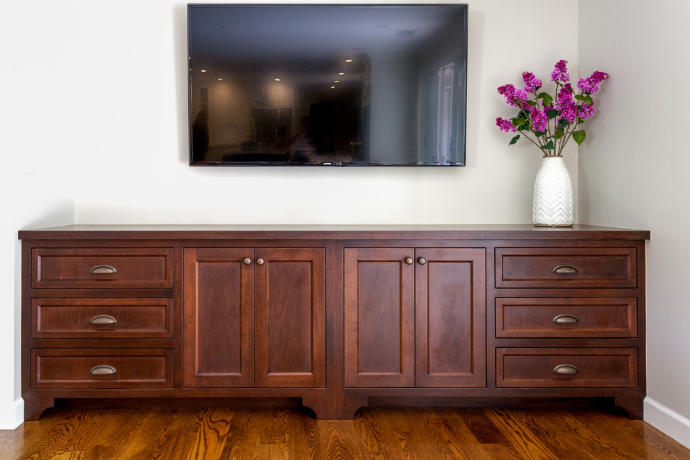 Пример оригинального дизайна: гостиная комната в классическом стиле с телевизором на стене