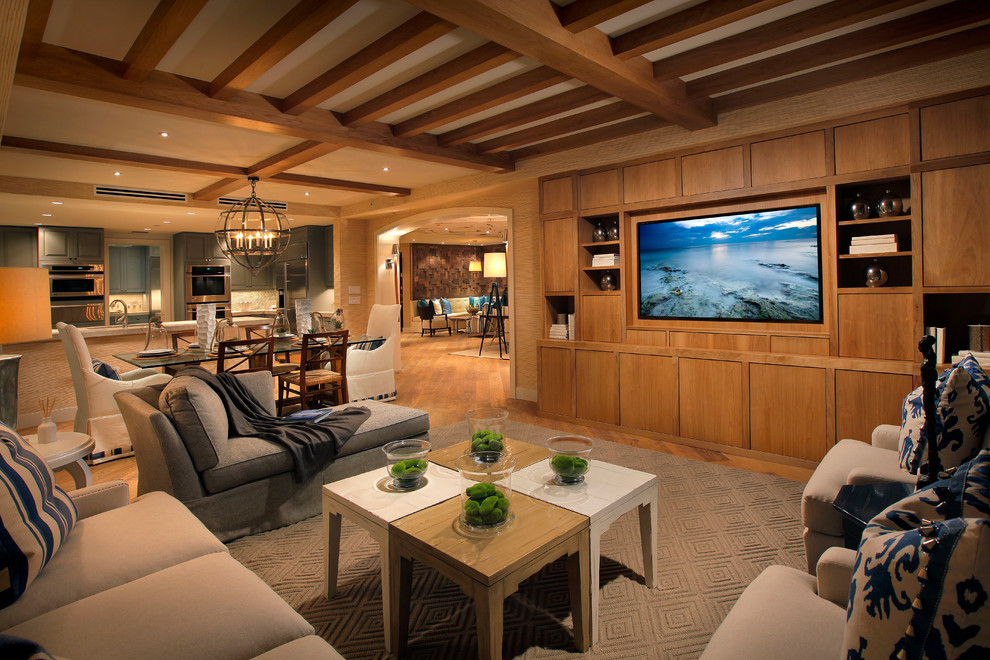 Foto di un soggiorno design aperto con pareti beige, pavimento in legno massello medio e parete attrezzata