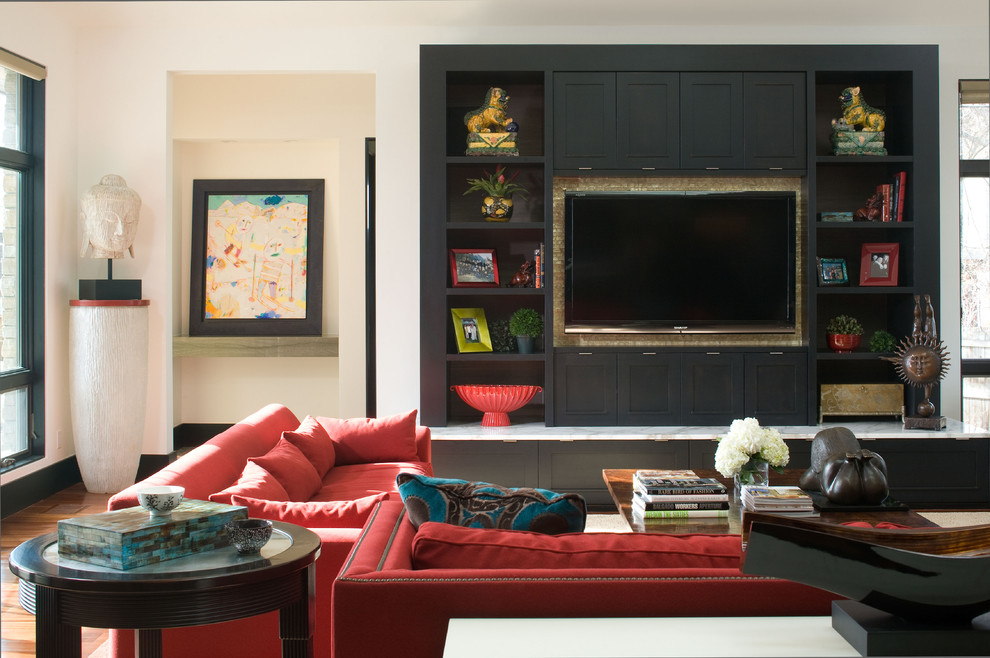 Imagen de sala de estar actual con paredes beige y pared multimedia
