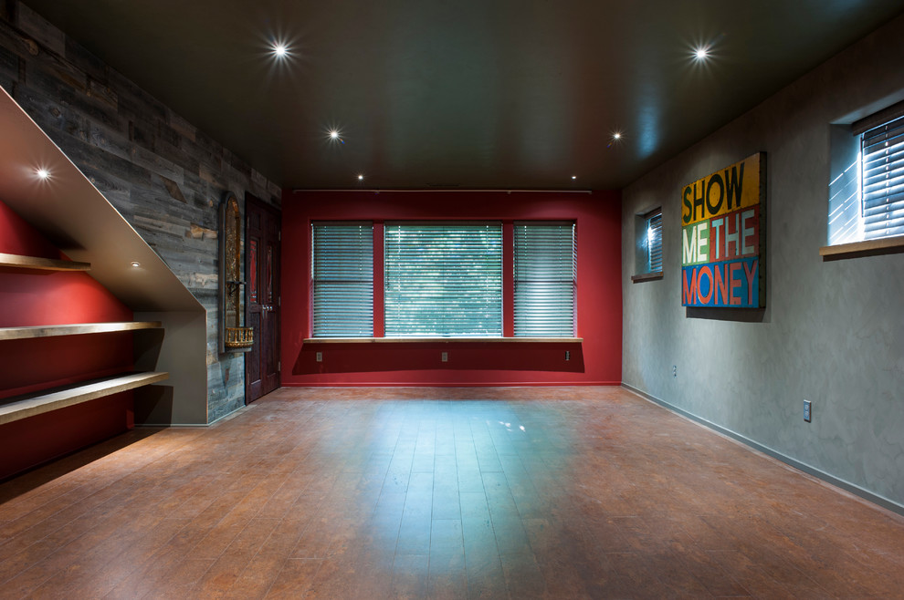 На фото: маленькая изолированная комната для игр в стиле фьюжн с серыми стенами, пробковым полом и телевизором на стене без камина для на участке и в саду с
