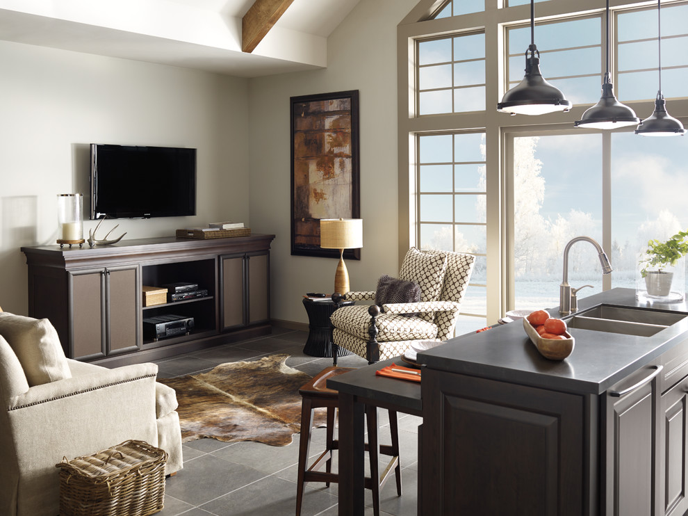Стильный дизайн: открытая гостиная комната в стиле неоклассика (современная классика) с белыми стенами и телевизором на стене - последний тренд