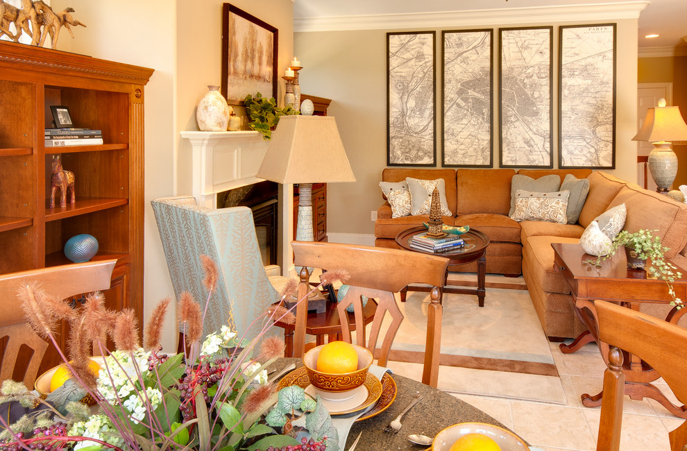 Idee per un soggiorno classico con pareti beige, pavimento con piastrelle in ceramica e camino classico