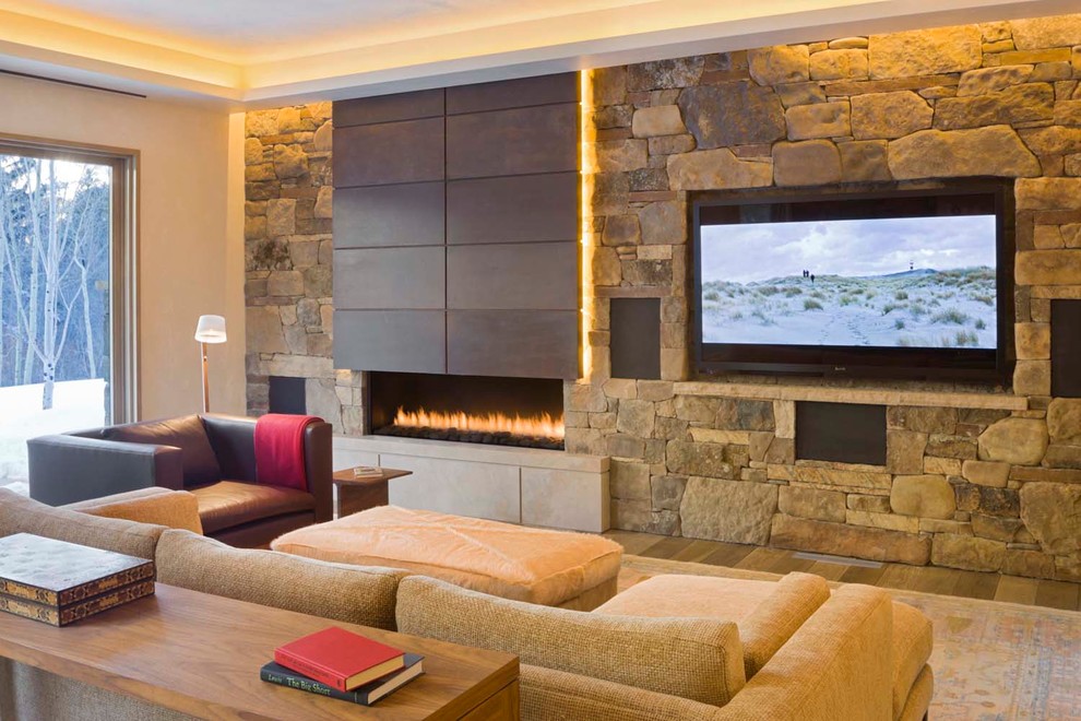 Ejemplo de sala de estar abierta rural de tamaño medio con paredes beige, suelo de madera en tonos medios, chimenea lineal, televisor colgado en la pared y suelo marrón