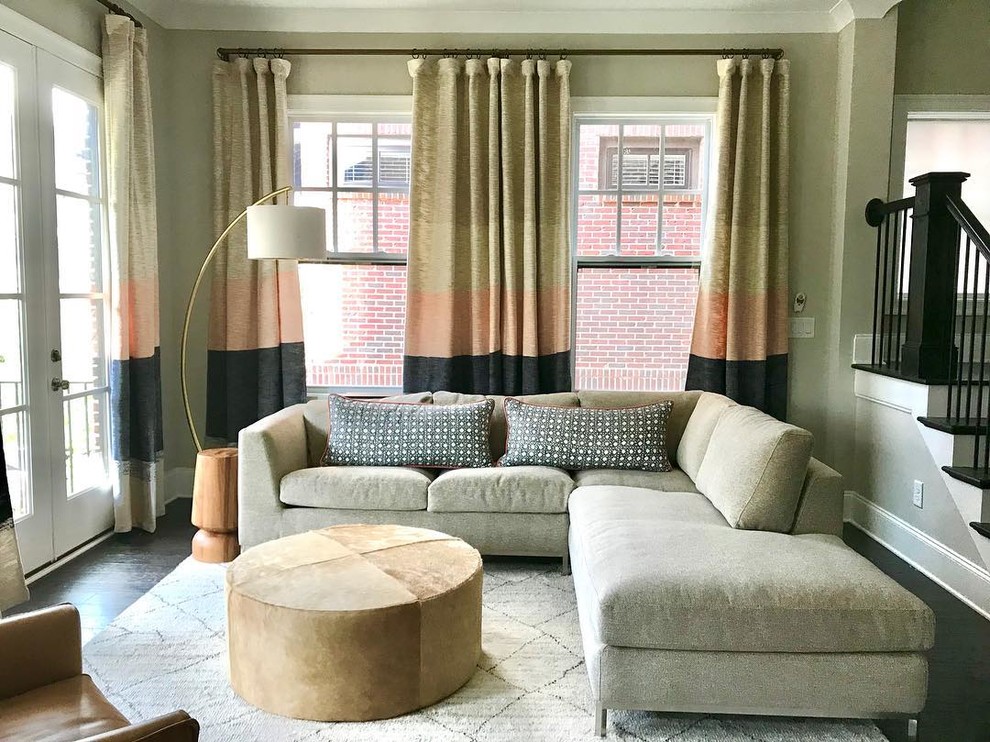Ejemplo de sala de estar tradicional renovada de tamaño medio con paredes grises, suelo de madera en tonos medios y suelo marrón