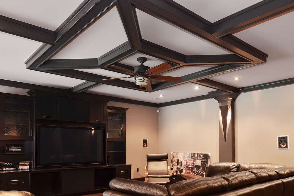 Diseño de sala de estar cerrada de estilo americano de tamaño medio sin chimenea con paredes beige, suelo de madera en tonos medios, televisor colgado en la pared y suelo marrón