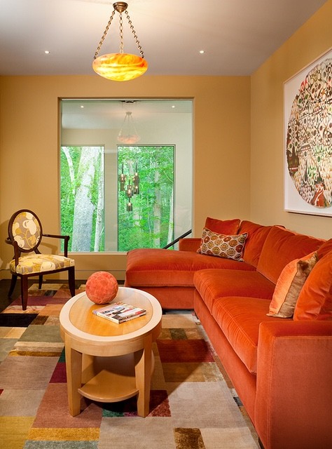Стильный дизайн: изолированная гостиная комната среднего размера в современном стиле с с книжными шкафами и полками, желтыми стенами, ковровым покрытием, телевизором на стене и разноцветным полом - последний тренд