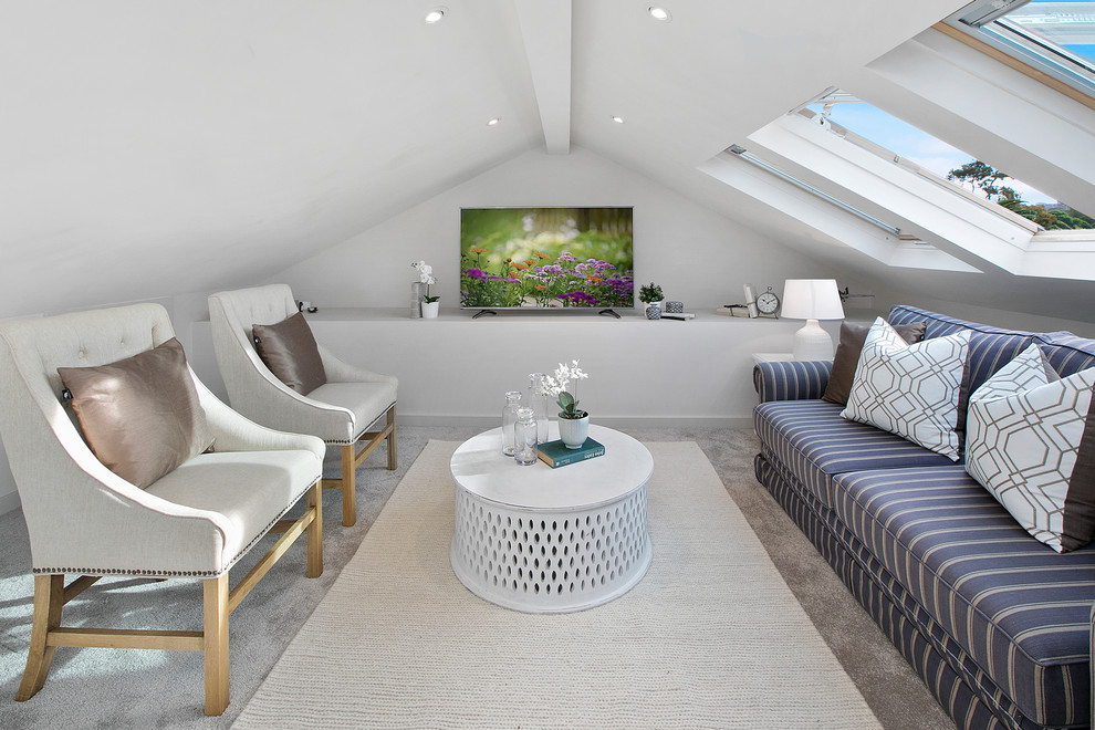 Kleines Klassisches Wohnzimmer ohne Kamin mit weißer Wandfarbe, Teppichboden, freistehendem TV und grauem Boden in Sydney