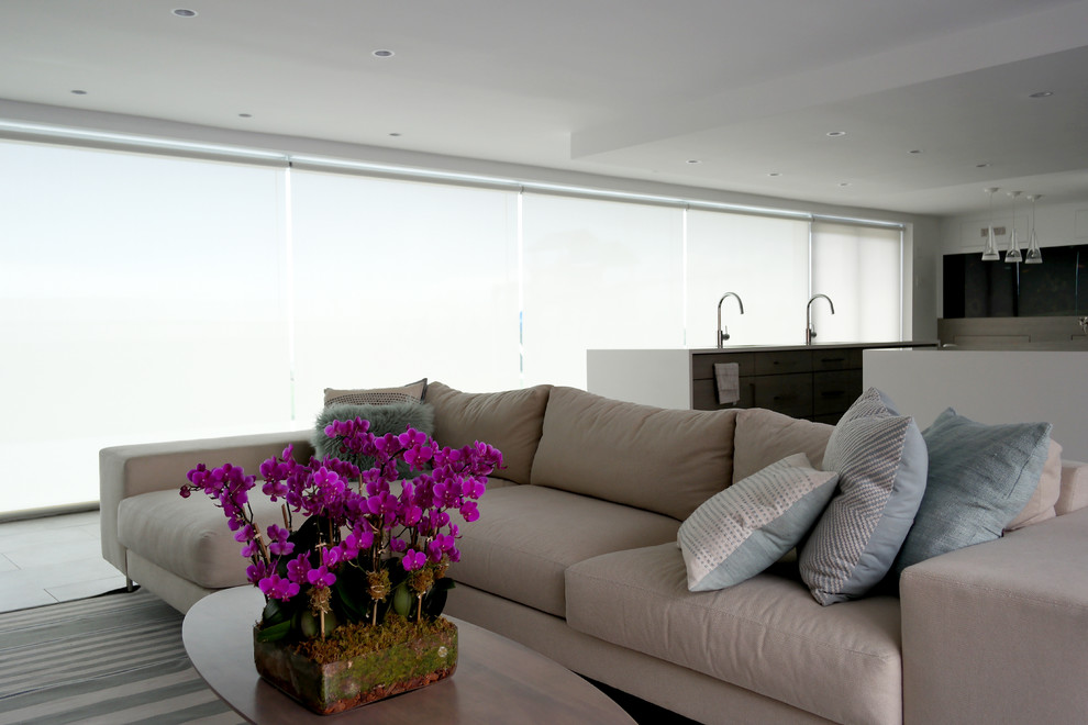 Foto de sala de estar abierta contemporánea grande sin televisor con paredes blancas, suelo de baldosas de porcelana, chimenea de doble cara y marco de chimenea de ladrillo