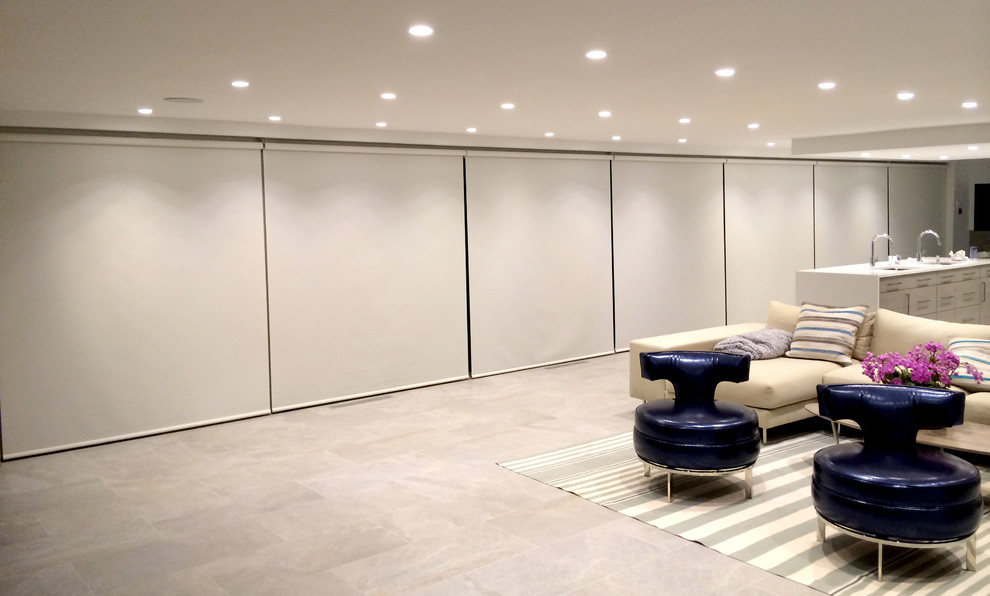 Foto de sala de estar abierta minimalista grande sin televisor con paredes blancas, suelo de baldosas de porcelana, chimenea de doble cara y marco de chimenea de ladrillo