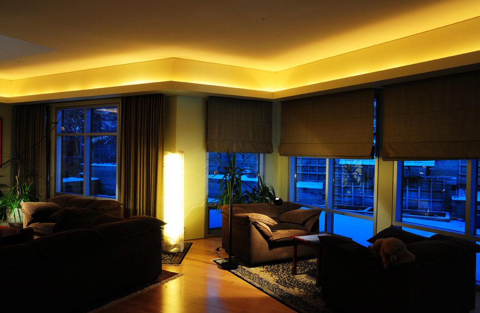Idées déco pour une grande salle de séjour contemporaine ouverte avec un mur jaune et parquet clair.