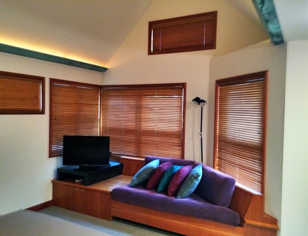 Свежая идея для дизайна: изолированная гостиная комната среднего размера в классическом стиле с бежевыми стенами и отдельно стоящим телевизором - отличное фото интерьера