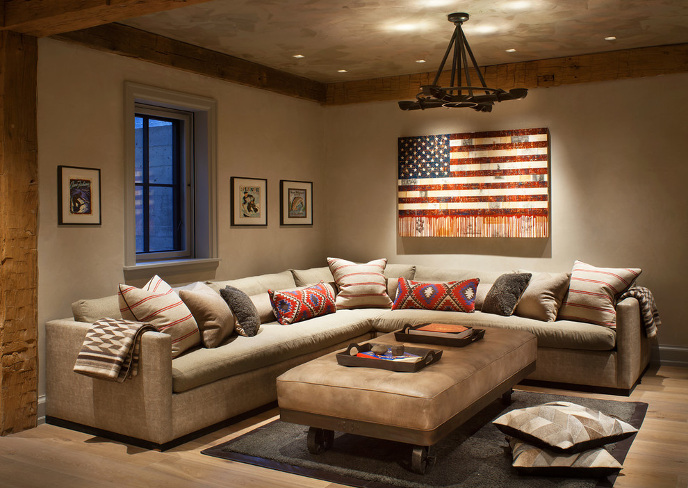 Diseño de sala de estar rústica con paredes beige y suelo de madera en tonos medios