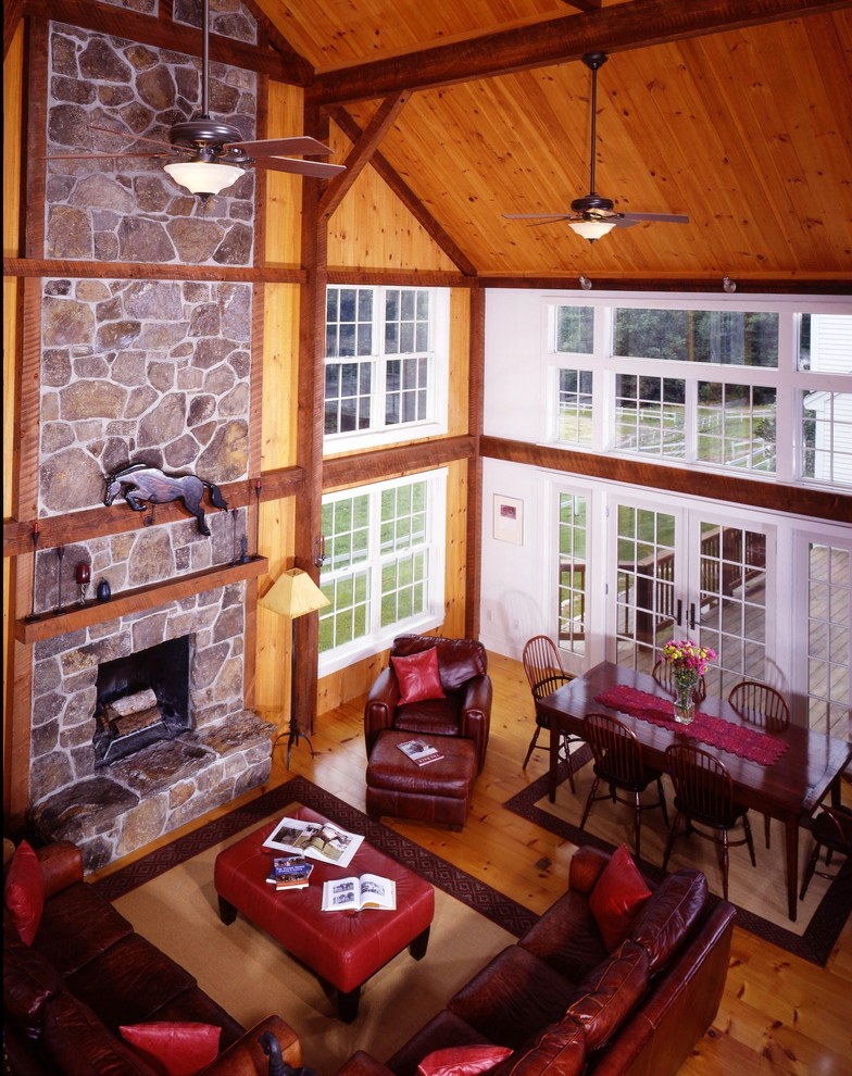 Imagen de sala de estar tipo loft clásica grande con suelo de madera clara, todas las chimeneas y marco de chimenea de piedra