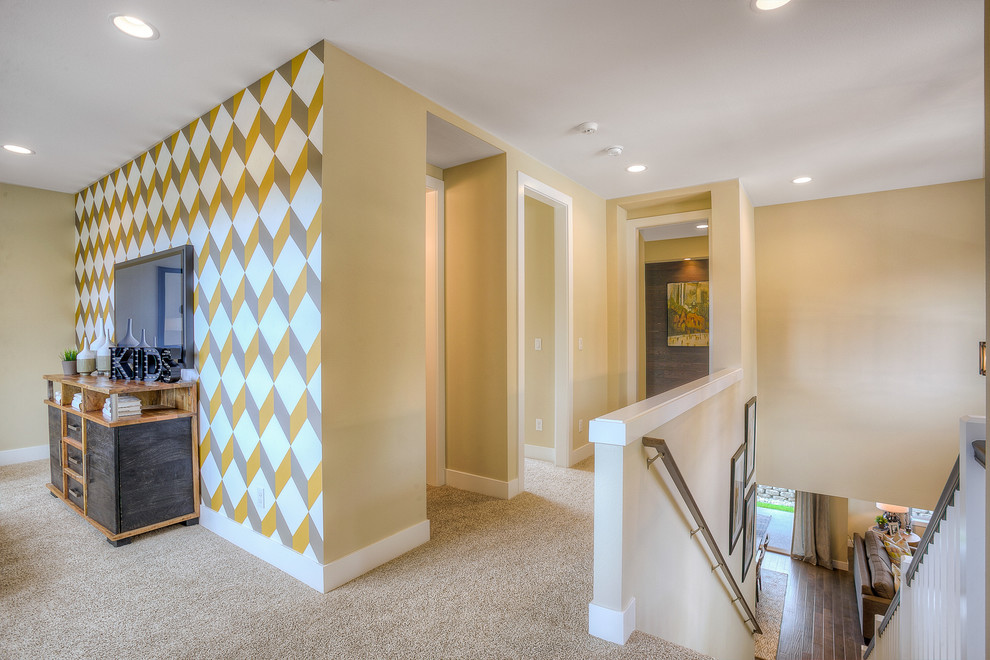 Ispirazione per un soggiorno american style aperto con pareti gialle, moquette e TV a parete