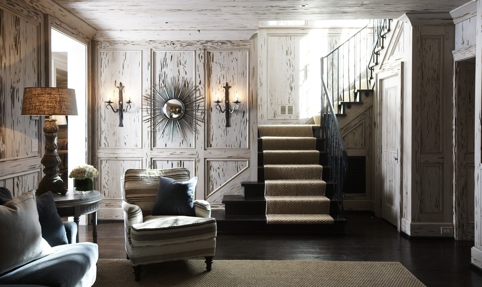 На фото: гостиная комната в стиле шебби-шик с белыми стенами и ковром на полу с