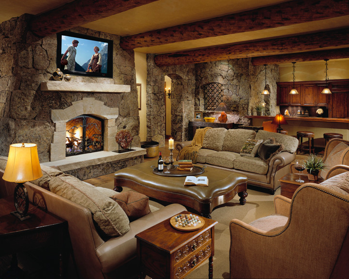 Cette photo montre une salle de séjour chic de taille moyenne et fermée avec un mur beige, un sol en bois brun, une cheminée standard, un manteau de cheminée en pierre, un téléviseur fixé au mur et un sol marron.