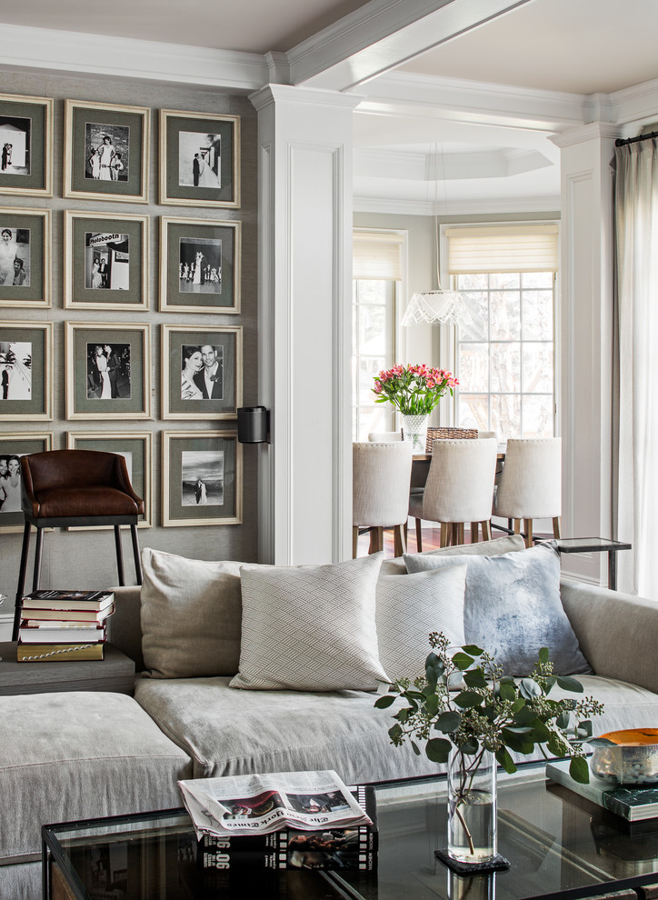 Свежая идея для дизайна: гостиная комната среднего размера в классическом стиле с серыми стенами - отличное фото интерьера