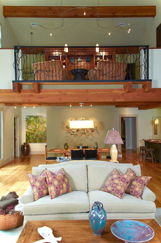Esempio di un soggiorno chic di medie dimensioni e stile loft con pareti beige, pavimento in legno massello medio, TV a parete, stufa a legna e cornice del camino in metallo