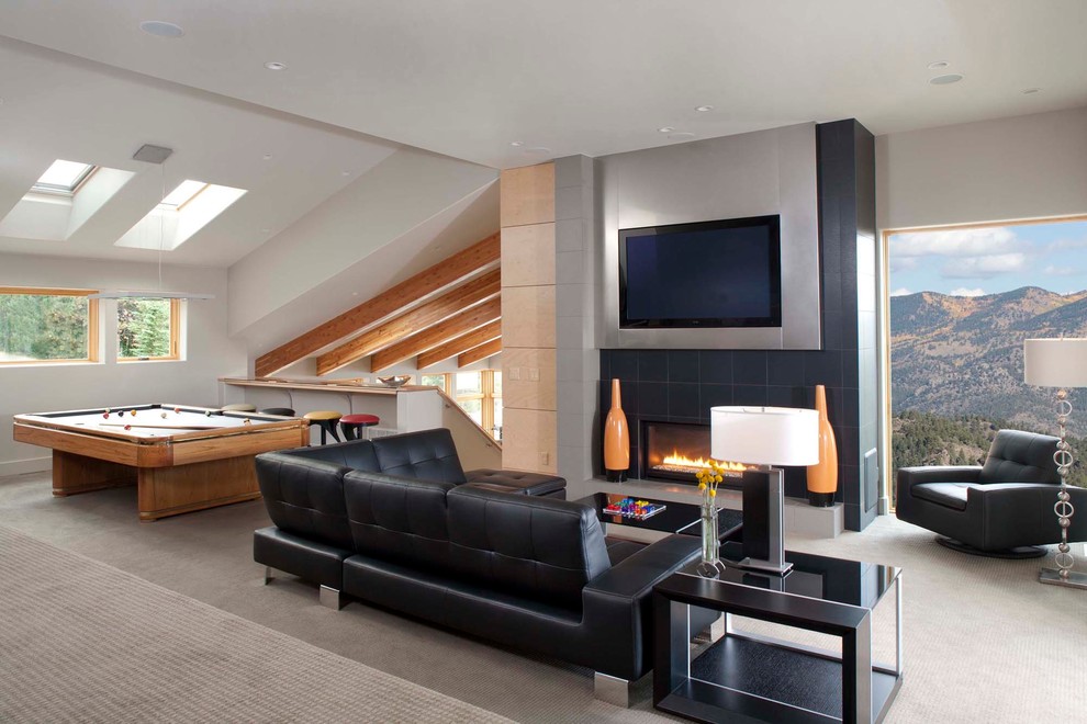 Идея дизайна: огромная двухуровневая гостиная комната в современном стиле с фасадом камина из плитки, ковровым покрытием, стандартным камином, телевизором на стене, серым полом и ковром на полу
