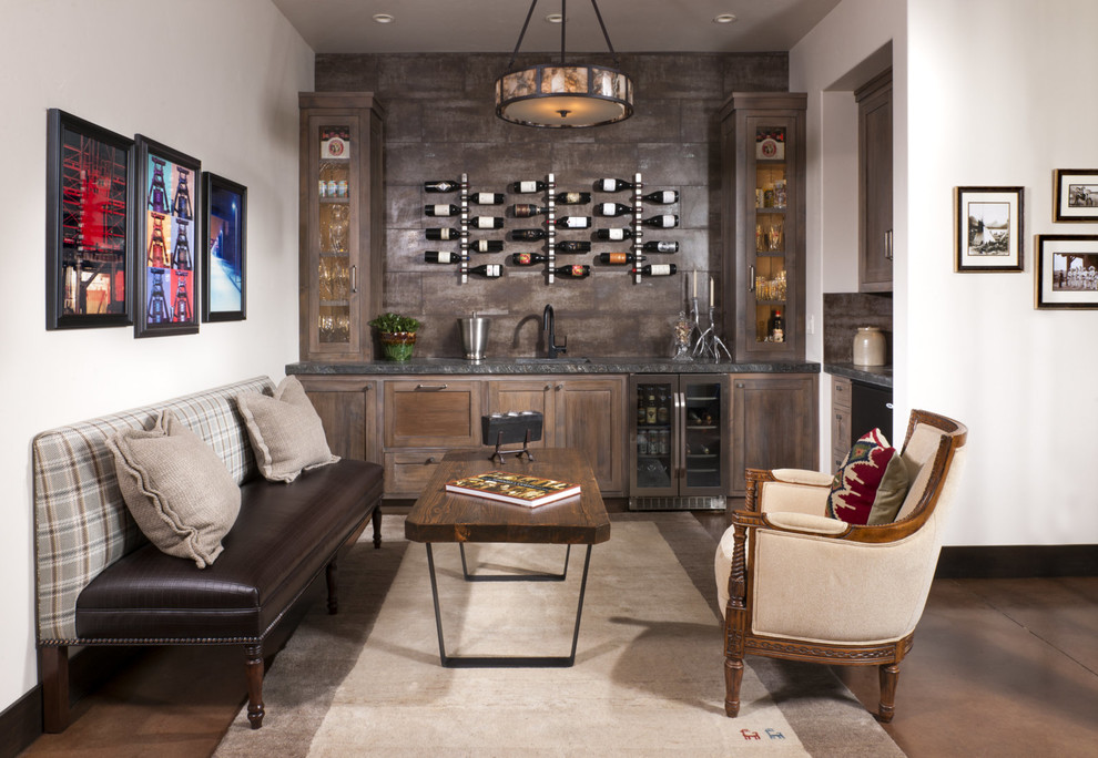 Foto de sala de estar con barra de bar rústica con paredes blancas y alfombra