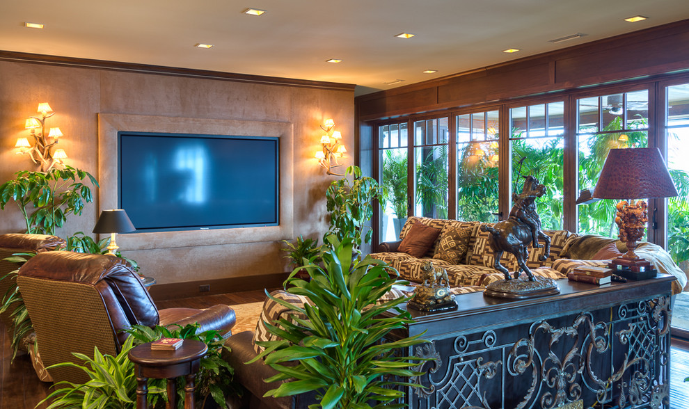 Modelo de sala de estar abierta tradicional renovada extra grande con paredes beige, suelo de madera en tonos medios y pared multimedia
