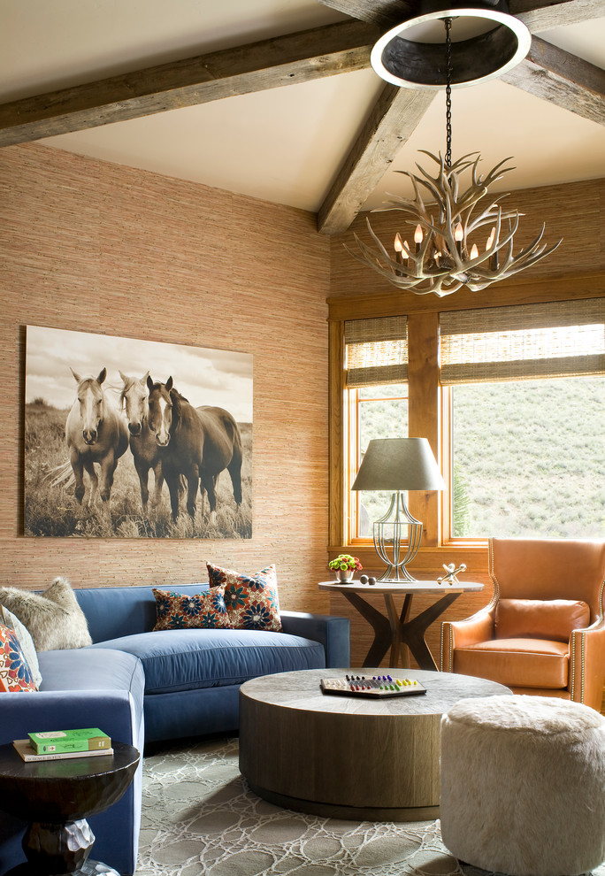 Rustikales Wohnzimmer mit beiger Wandfarbe in Denver