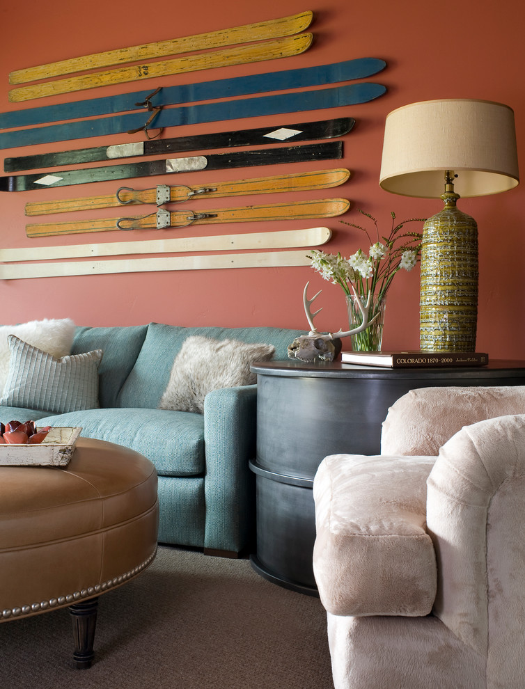 Стильный дизайн: гостиная комната в стиле рустика с ковром на полу - последний тренд