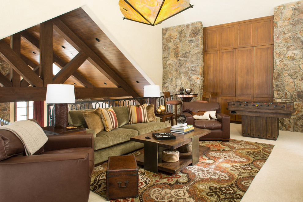 Esempio di un soggiorno rustico di medie dimensioni e stile loft con pareti beige, moquette, nessun camino, TV a parete e sala giochi