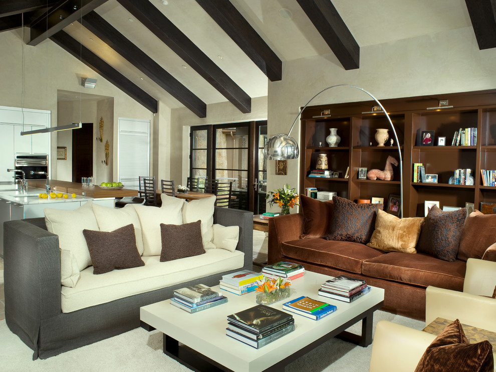 Modelo de sala de estar abierta rústica extra grande sin chimenea y televisor con paredes blancas y moqueta